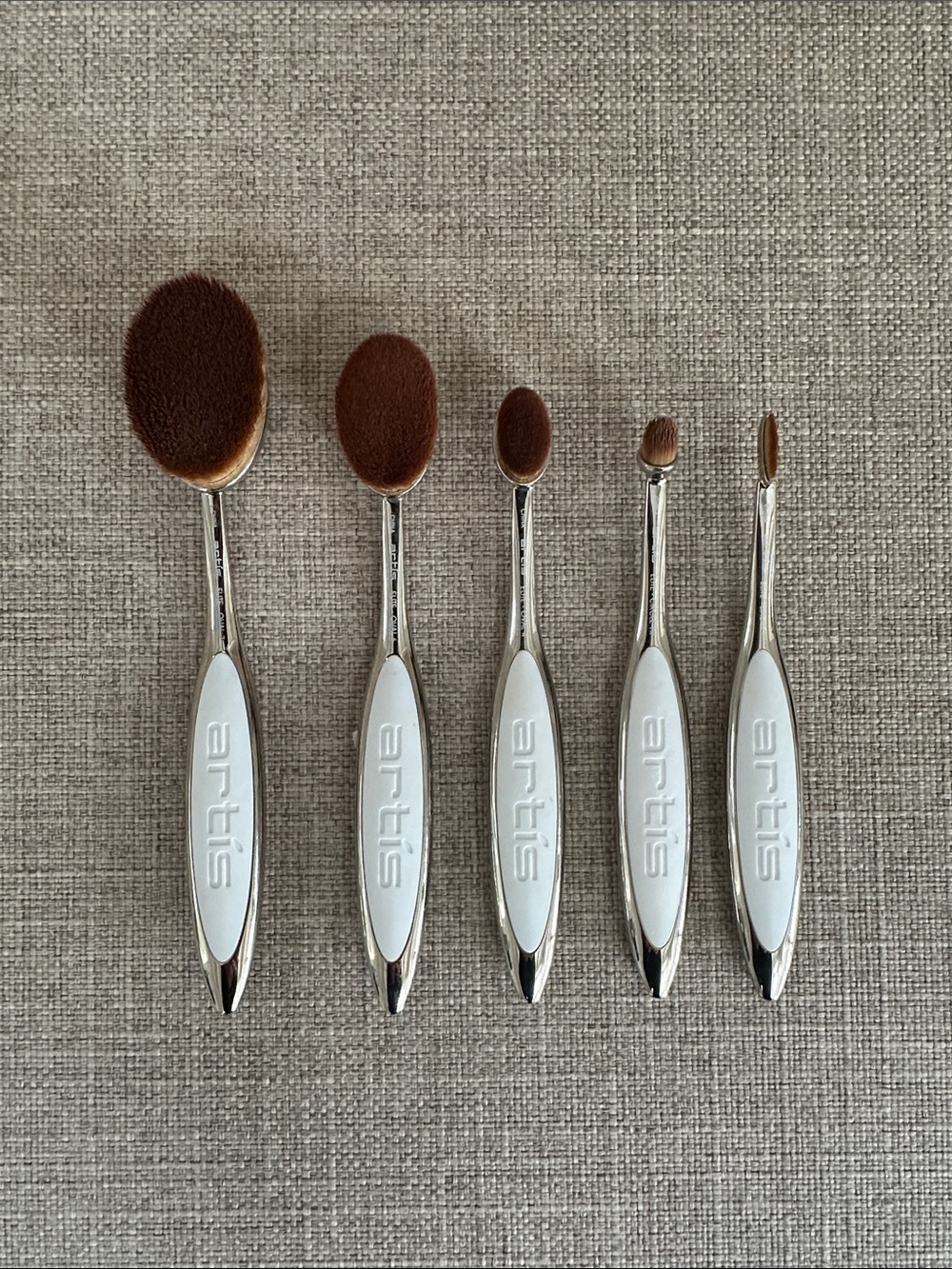artis Oval Brush Set in White and Brown